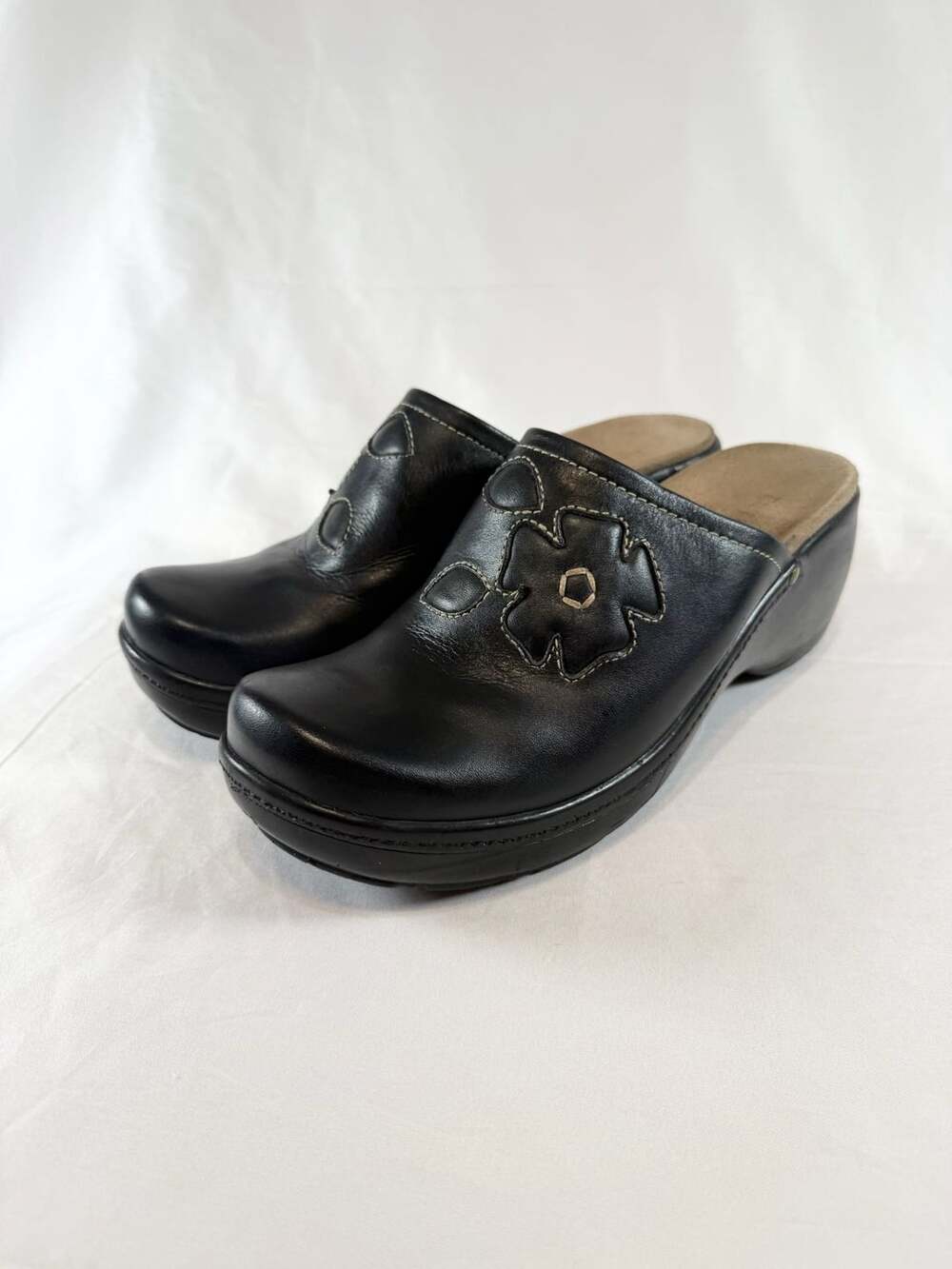 Malory Women's 9 M Black Leather Clogs Mules Floral Applique Contrast Stitch Woo